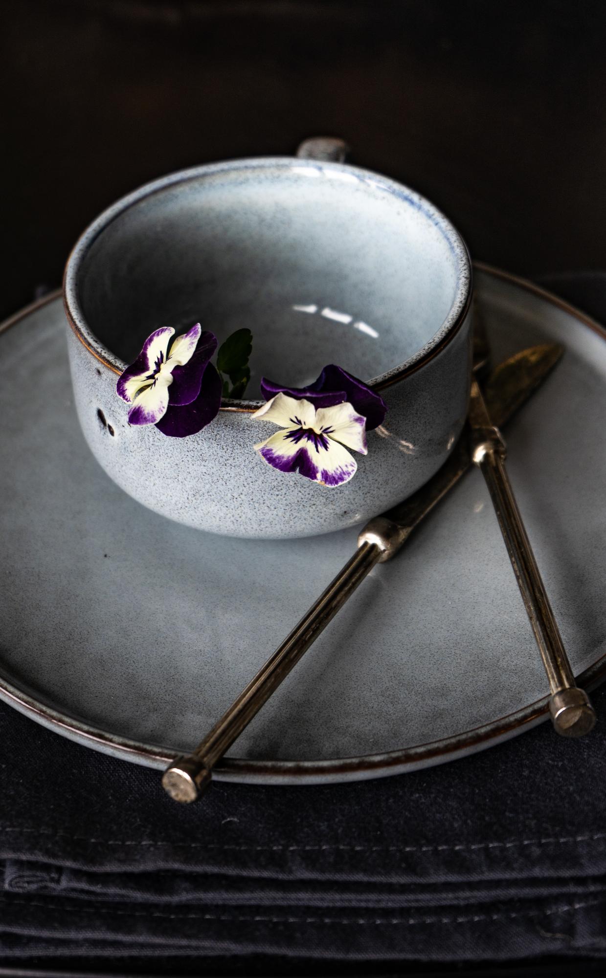 Elegancka aranżacja stołu z degustacyjnymi daniami