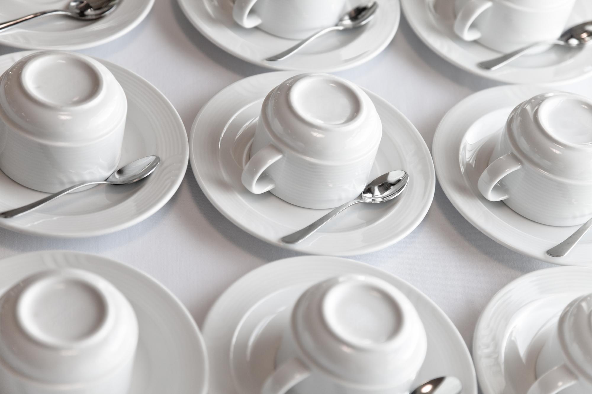 Serwis degustacyjny: elegancko podane dania na porcelanie
